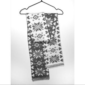 Aeropostale Snowflake Grey & White Sweater Scarf